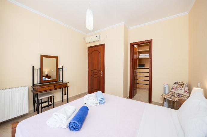 Double bedroom with A/C . - Villa Xenia . (Galerie de photos) }}