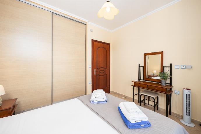 Double bedroom with A/C . - Villa Xenia . (Galerie de photos) }}