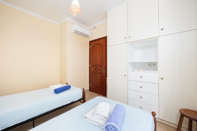 Twin bedroom with A/C . - Villa Xenia . (Galerie de photos) }}