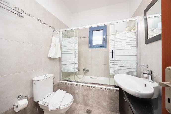 Family bathroom with bath and shower . - Villa Xenia . (Galerie de photos) }}