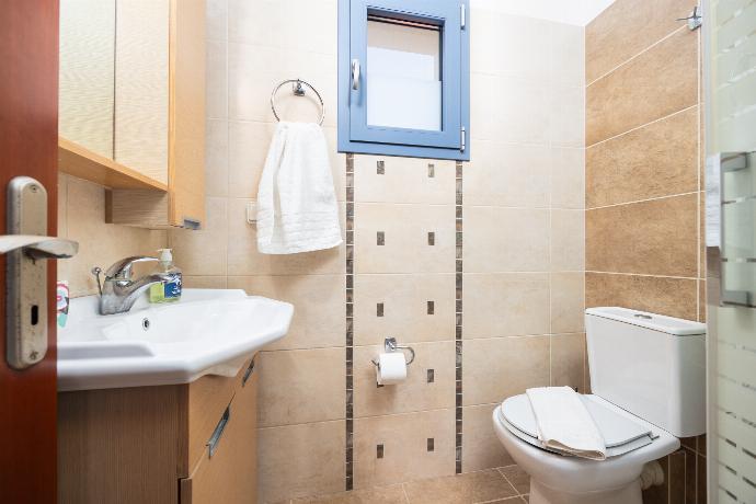 Family bathroom with bath and shower . - Villa Xenia . (Galerie de photos) }}
