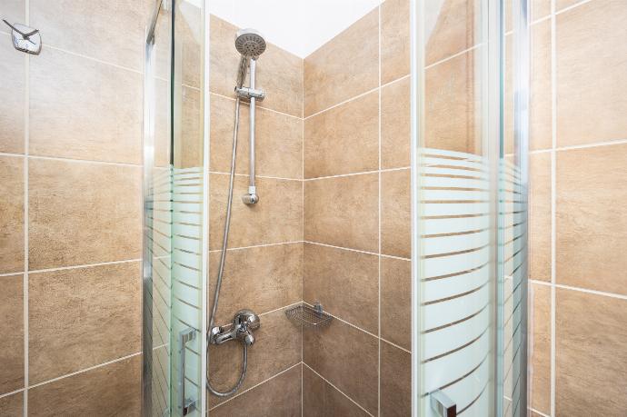 Family bathroom with bath and shower . - Villa Xenia . (Galerie de photos) }}