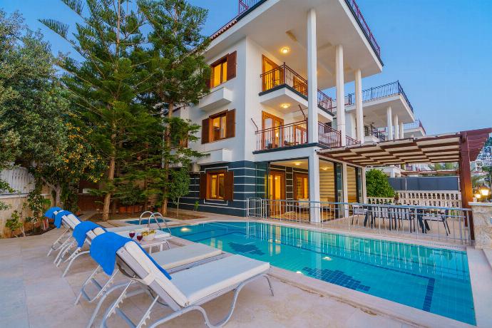  . - Villa Kuluhana . (Photo Gallery) }}