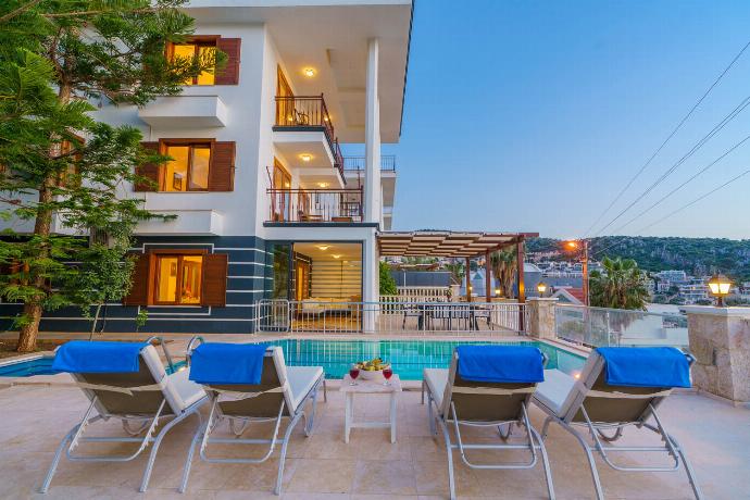  . - Villa Kuluhana . (Photo Gallery) }}