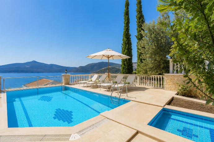 Beautiful villa with private pool and terrace with sea views . - Villa Kuluhana . (Photo Gallery) }}