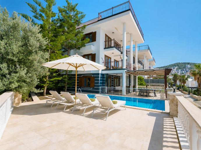 Beautiful villa with private pool and terrace with sea views . - Villa Kuluhana . (Photo Gallery) }}