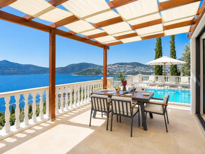 Sheltered terrace area with sea views . - Villa Kuluhana . (Photo Gallery) }}