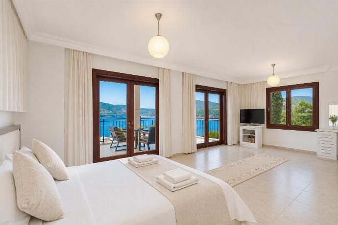 Double bedroom , en suite bathroom,  A/C, and sea views . - Villa Kuluhana . (Photo Gallery) }}