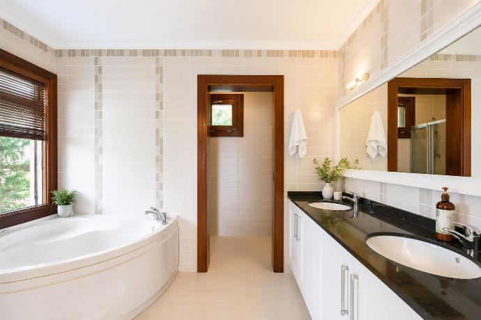 En suite bathroom . - Villa Kuluhana . (Photo Gallery) }}