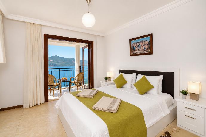 ,Double bedroom with A/C . - Villa Kuluhana . (Photo Gallery) }}