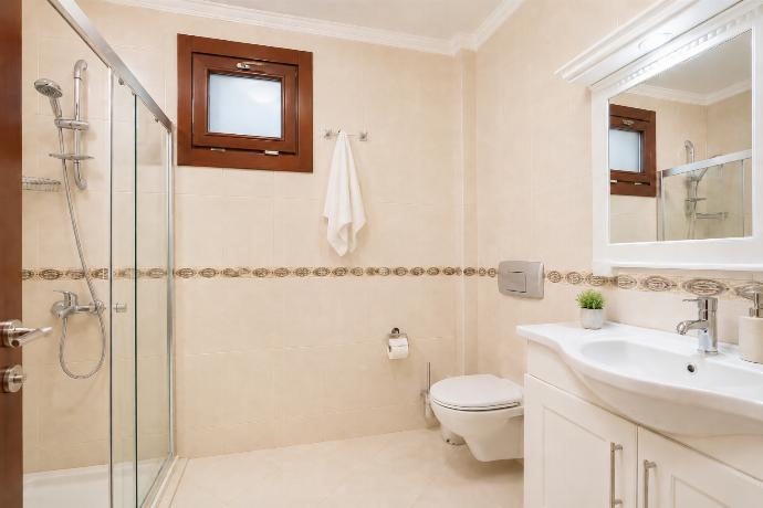 Family bathroom with shower . - Villa Kuluhana . (Photo Gallery) }}