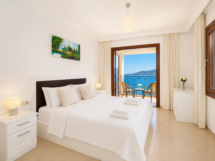 Double bedroom with A/C . - Villa Kuluhana . (Photo Gallery) }}