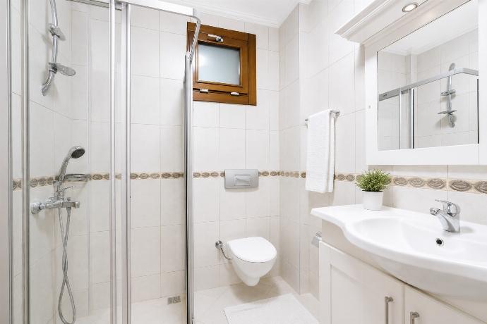 Family bathroom with shower . - Villa Kuluhana . (Photo Gallery) }}