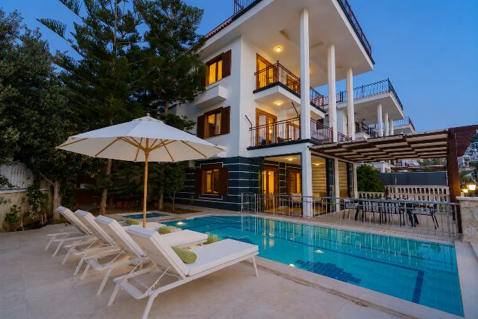  . - Villa Kuluhana . (Photo Gallery) }}