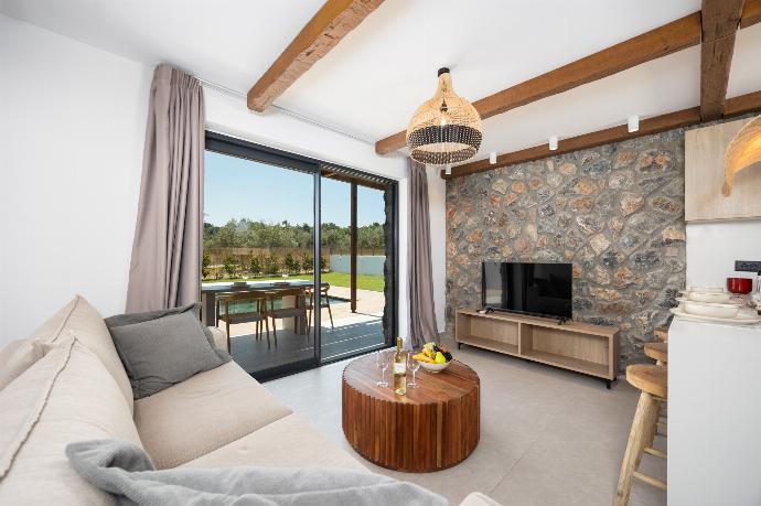 Open-plan living room with sofa, breakfast bar, kitchen, A/C, WiFi internet, and satellite TV . - Villa Serenita . (Photo Gallery) }}