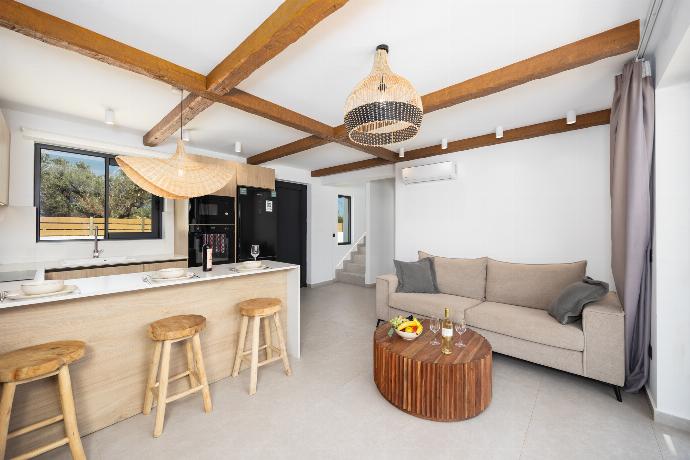 Open-plan living room with sofa, breakfast bar, kitchen, A/C, WiFi internet, and satellite TV . - Villa Serenita . (Photo Gallery) }}