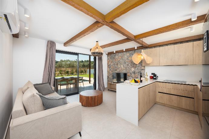Open-plan living room with sofa, breakfast bar, kitchen, A/C, WiFi internet, and satellite TV . - Villa Serenita . (Photo Gallery) }}