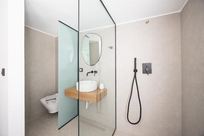 En suite bathroom with shower . - Villa Serenita . (Photo Gallery) }}