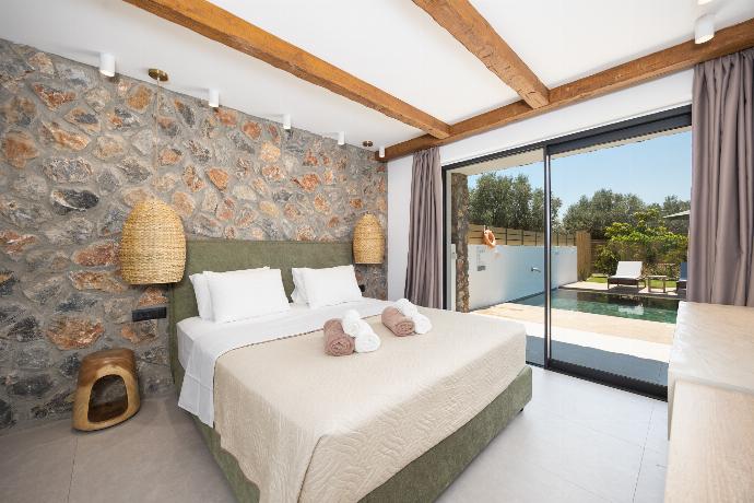 Double bedroom with A/C . - Villa Serenita . (Photo Gallery) }}