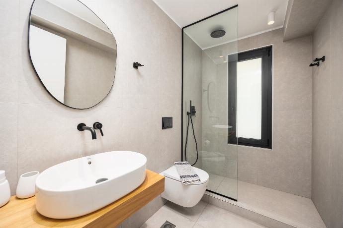 Family bathroom with shower . - Villa Serenita . (Photo Gallery) }}