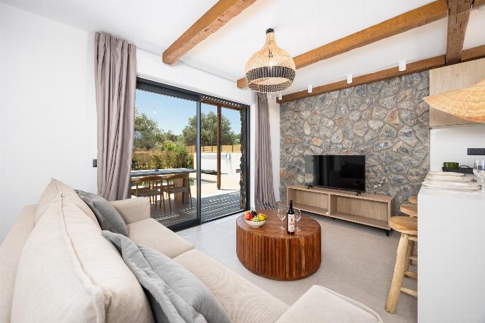 Open-plan living room with sofa, breakfast bar, kitchen, A/C, WiFi internet, and satellite TV . - Villa Amethysta . (Photo Gallery) }}
