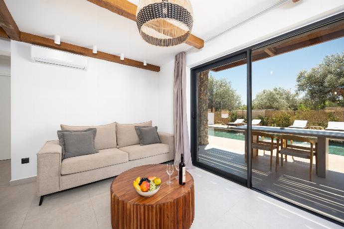 Open-plan living room with sofa, breakfast bar, kitchen, A/C, WiFi internet, and satellite TV . - Villa Amethysta . (Photo Gallery) }}