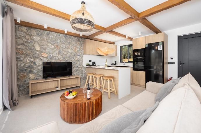Open-plan living room with sofa, breakfast bar, kitchen, A/C, WiFi internet, and satellite TV . - Villa Amethysta . (Photo Gallery) }}