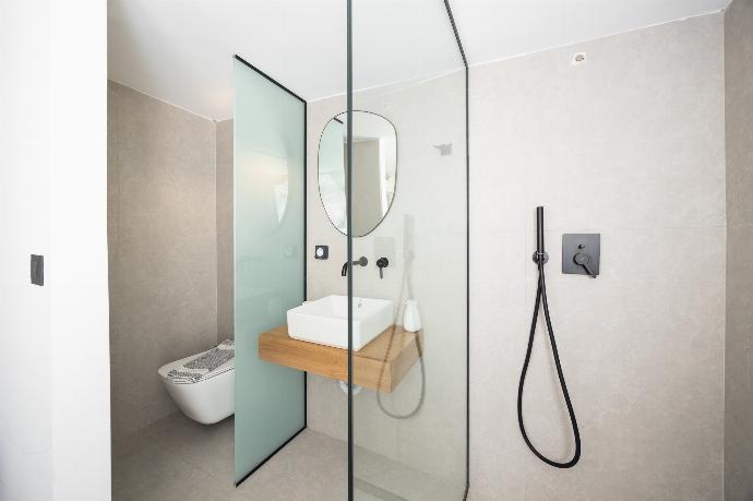 En suite bathroom with shower . - Villa Amethysta . (Photo Gallery) }}