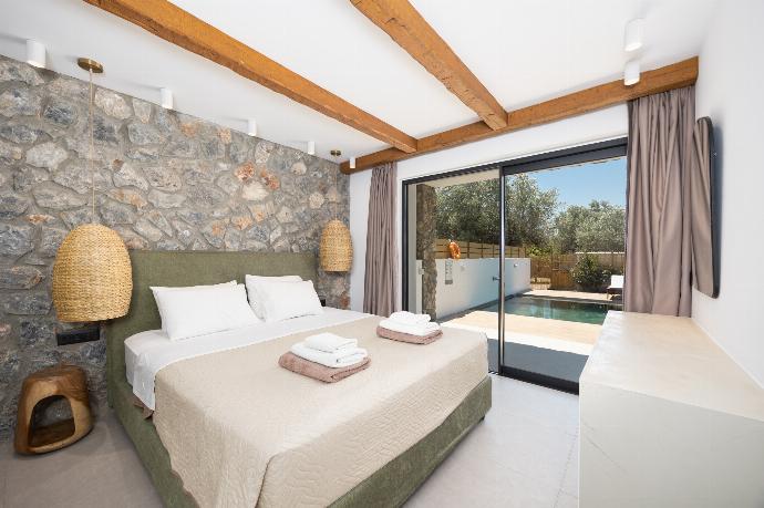 Double bedroom with A/C . - Villa Amethysta . (Photo Gallery) }}