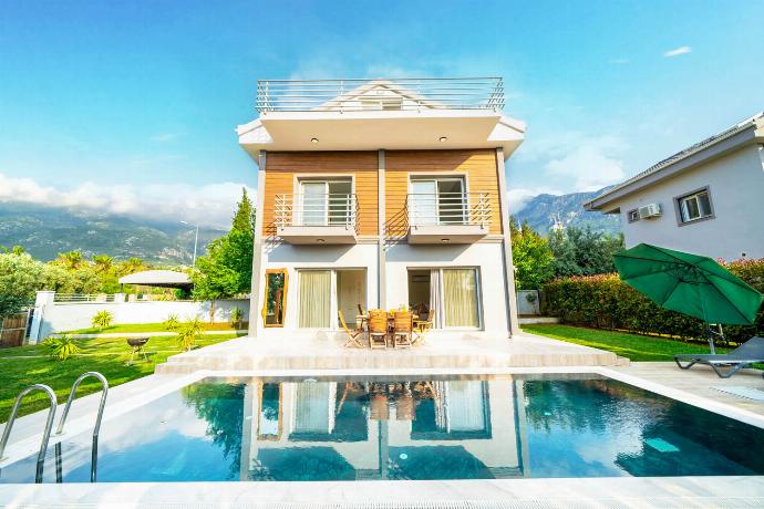  . - Villa Mira . (Photo Gallery) }}