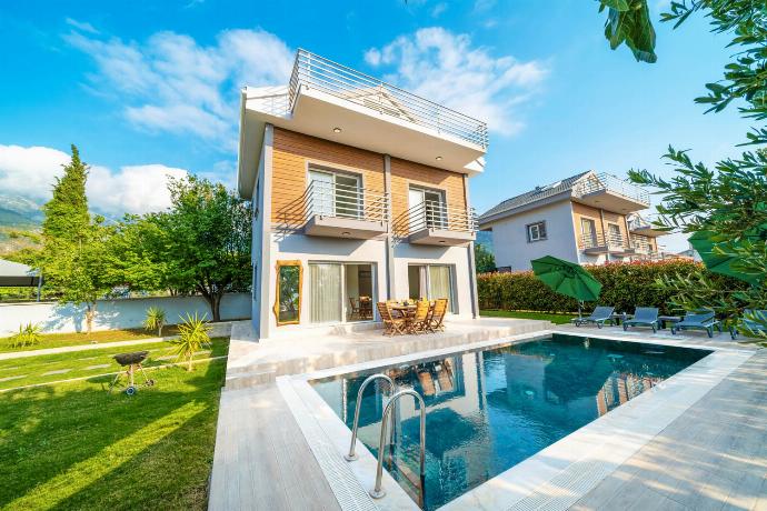  . - Villa Mira . (Photo Gallery) }}