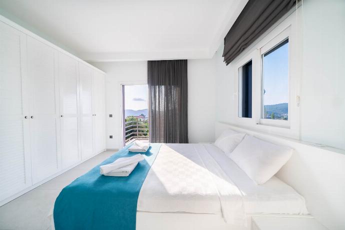  . - Villa Mira . (Photo Gallery) }}