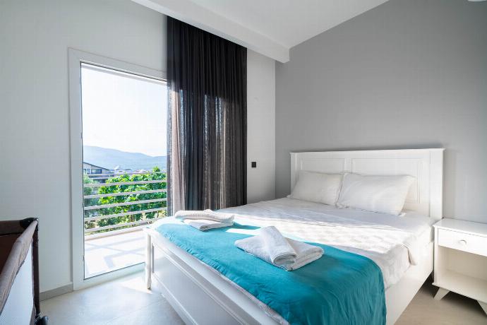  . - Villa Mira . (Photo Gallery) }}