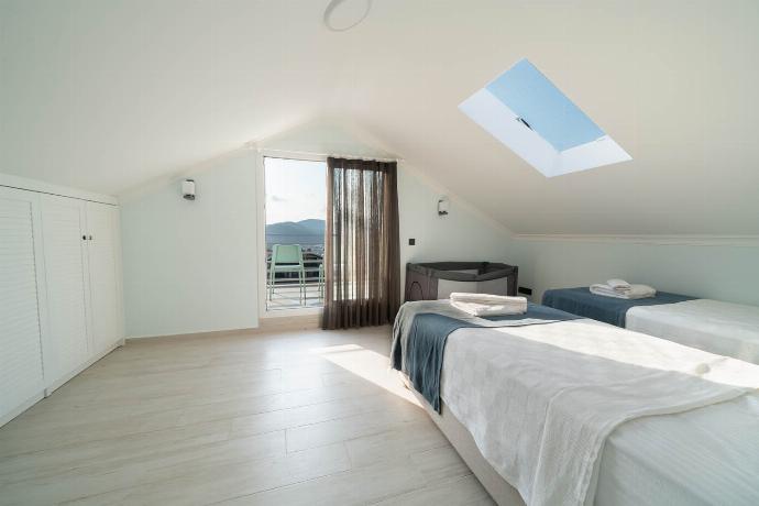  . - Villa Mira . (Photo Gallery) }}