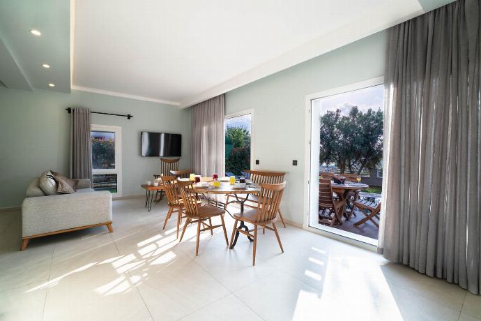  . - Villa Mira . (Photo Gallery) }}