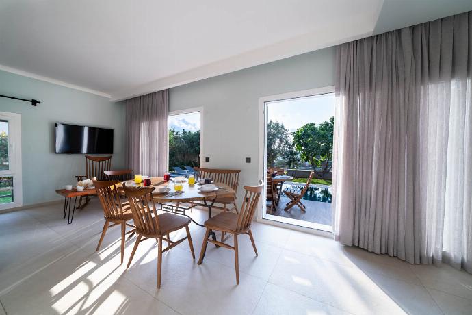  . - Villa Mira . (Photo Gallery) }}