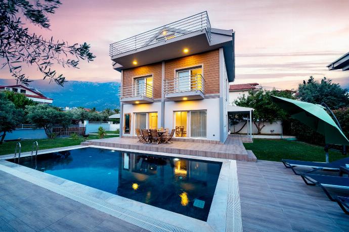  . - Villa Mira . (Photo Gallery) }}