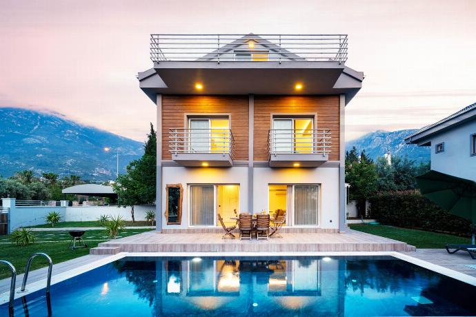  . - Villa Mira . (Photo Gallery) }}