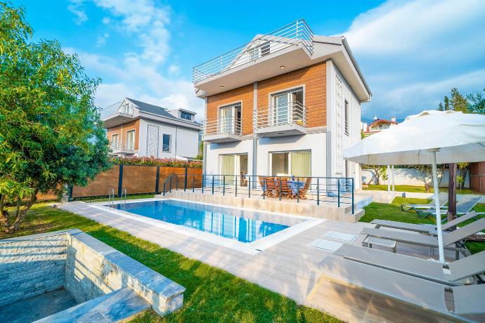  . - Villa Riva . (Photo Gallery) }}