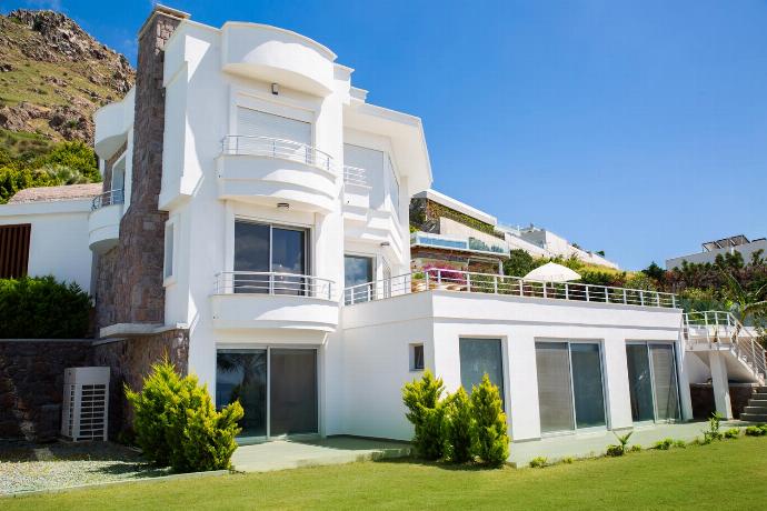  . - Villa Azure Heaven . (Photo Gallery) }}