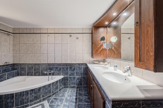  . - Villa Korini . (Photo Gallery) }}