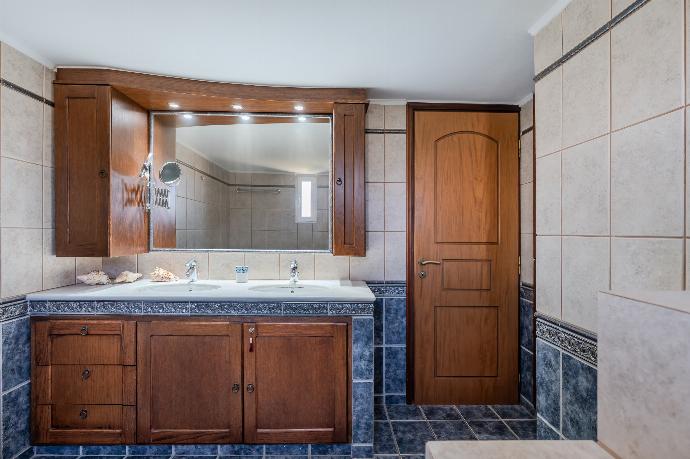  . - Villa Korini . (Photo Gallery) }}