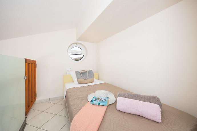 Single bed on mezzanine . - Villa Korini . (Photo Gallery) }}