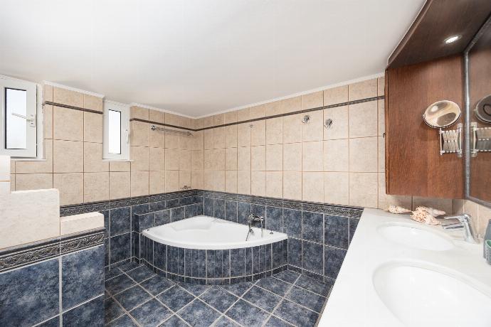 Family bathroom with bath and shower . - Villa Korini . (Photo Gallery) }}