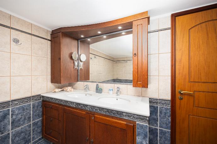 Family bathroom with bath and shower . - Villa Korini . (Photo Gallery) }}