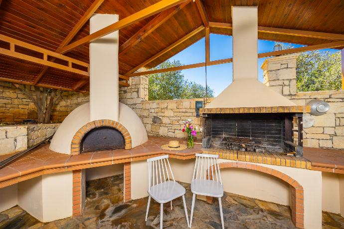 Sheltered terrace area with BBQ and wood-fired oven . - Villa Korini . (Photo Gallery) }}