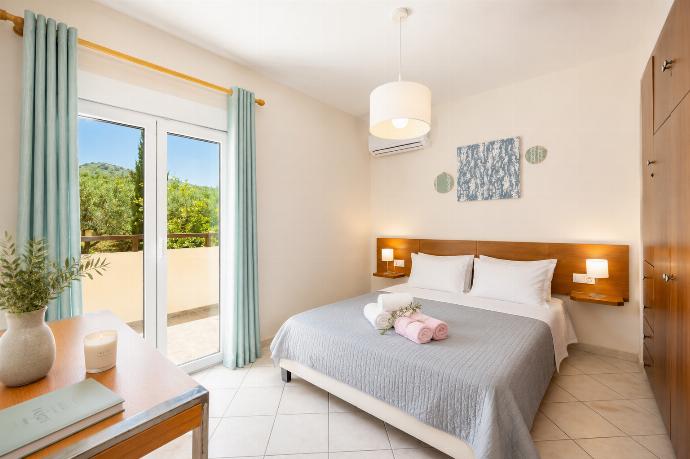 Double bedroom with A/C . - Villa Korini . (Galleria fotografica) }}