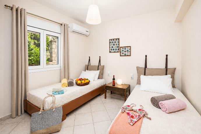 Twin bedroom with A/C . - Villa Korini . (Galleria fotografica) }}