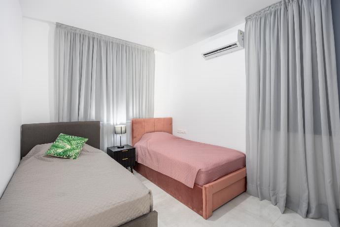  . - Villa Garden Sunrise and Ocean Sunset . (Photo Gallery) }}