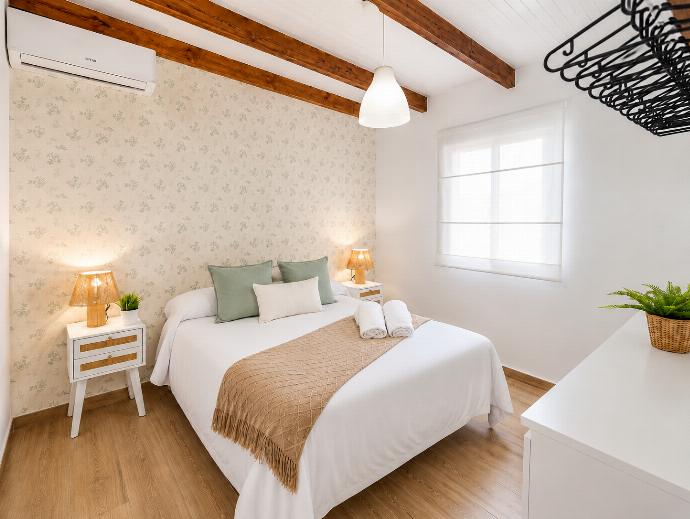 Cozy double bedroom with wooden beams, soft neutral decor, and warm natural touches. . - Villa Flamenquita . (Galleria fotografica) }}